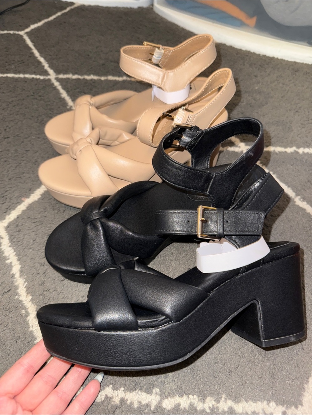 SO juniors Knotted Strap Sandals in Black and Beige (Size 7)